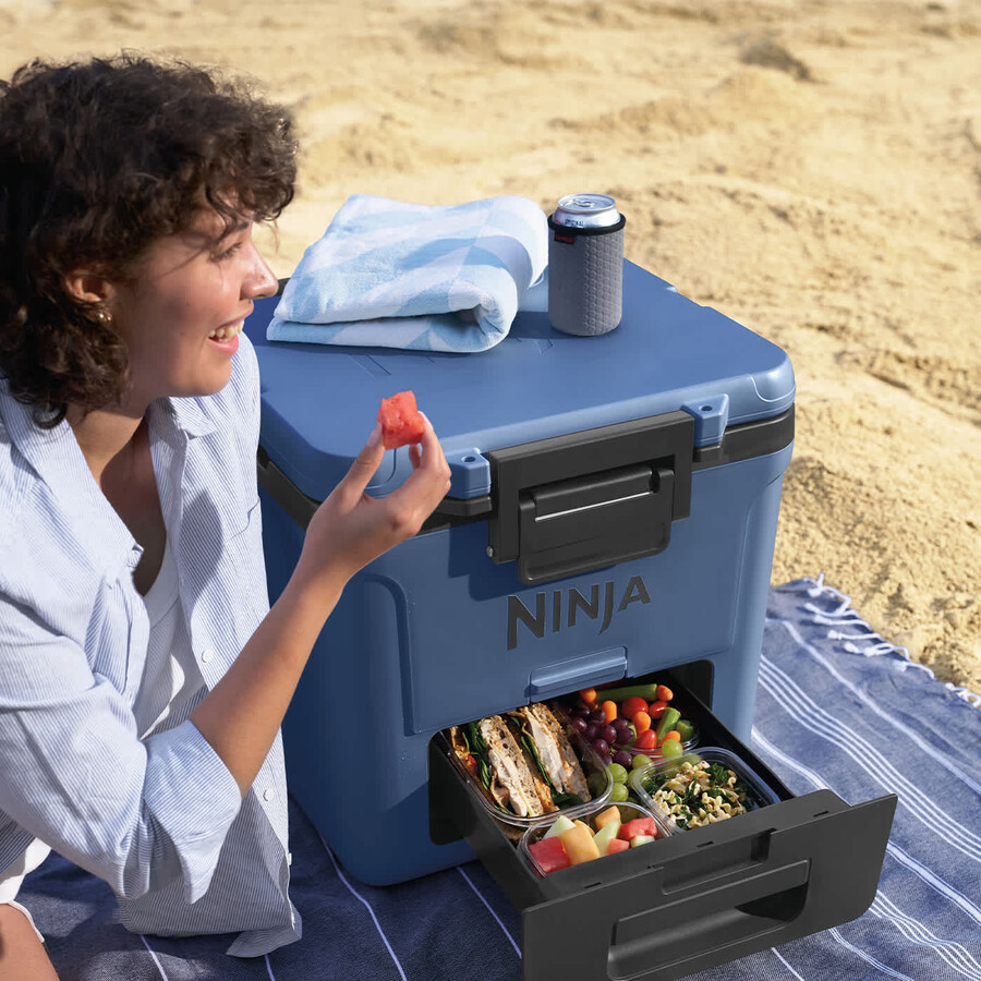 nevera portátil con ruedas ninja frostvault de 30 cuartos28 litros con zona seca azul lakeshore fb230ukbl
