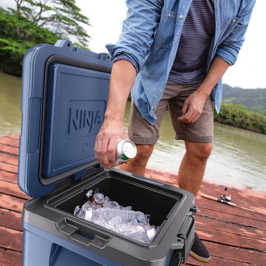 nevera portátil con ruedas ninja frostvault de 30 cuartos28 litros con zona seca azul lakeshore fb230ukbl
