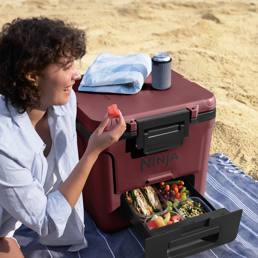 nevera portátil con ruedas ninja frostvault de 30 cuartos28 litros con zona seca color rojo cañón fb230ukmr