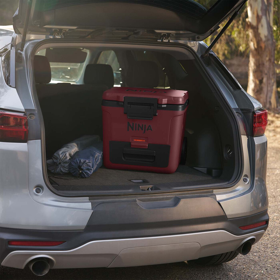 nevera portátil con ruedas ninja frostvault de 30 cuartos28 litros con zona seca color rojo cañón fb230ukmr