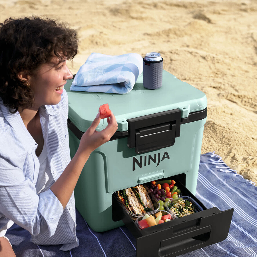 nevera portátil con ruedas ninja frostvault de 30 cuartos28 litros con zona seca azul marino fb230ukmt