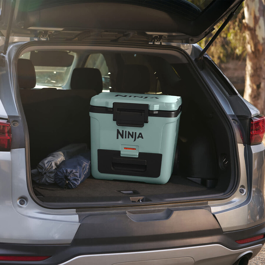 nevera portátil con ruedas ninja frostvault de 30 cuartos28 litros con zona seca azul marino fb230ukmt