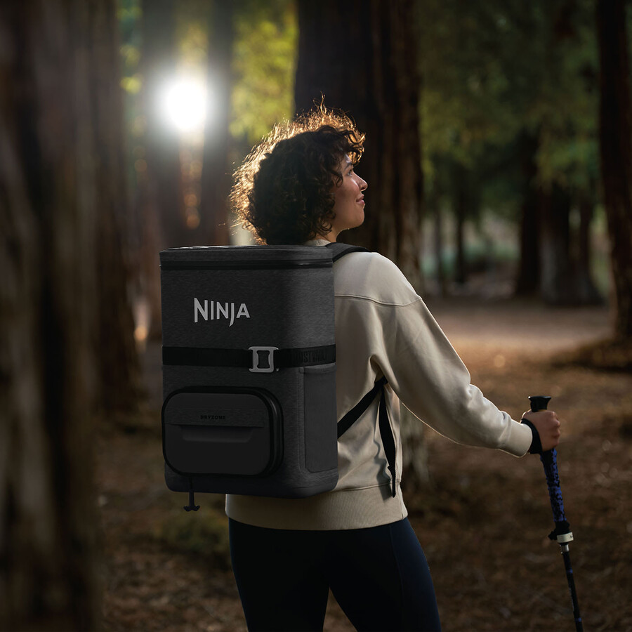 mochila térmica ninja frostvault go de 17 litros y 24 latas - gris carbón