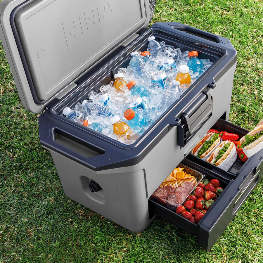 paquete de barbacoa eléctrica ninja woodfire xl y nevera portátil frostvault de 47 l