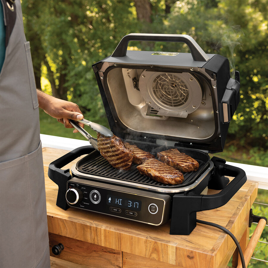 parrilla y ahumador eléctrico ninja woodfire con soporte y tapa