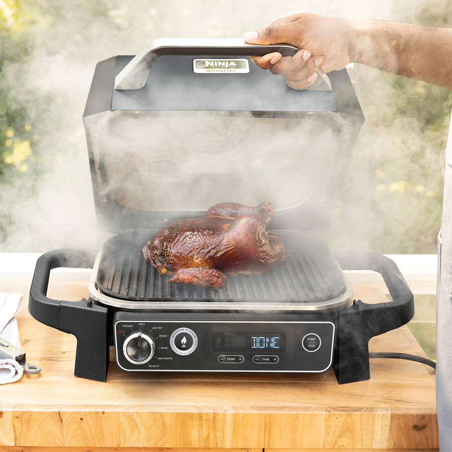 parrilla y ahumador eléctrico ninja woodfire con soporte y tapa